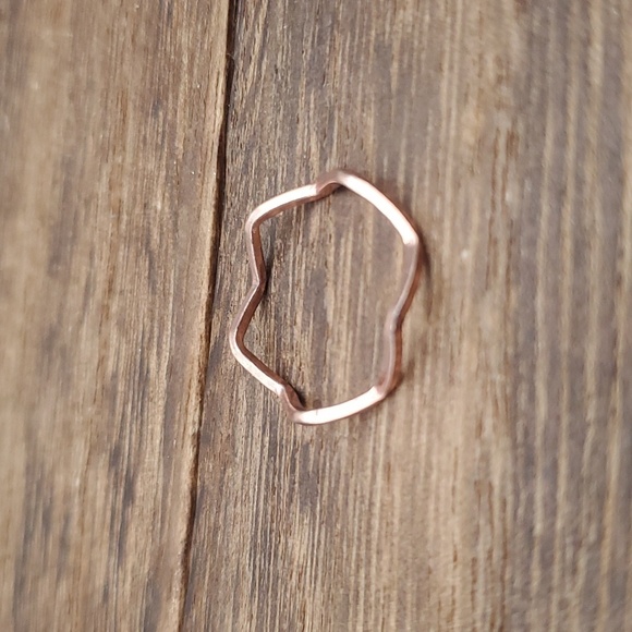 Rose gold tone Wave ring size 7.5 R529 - Picture 1 of 3